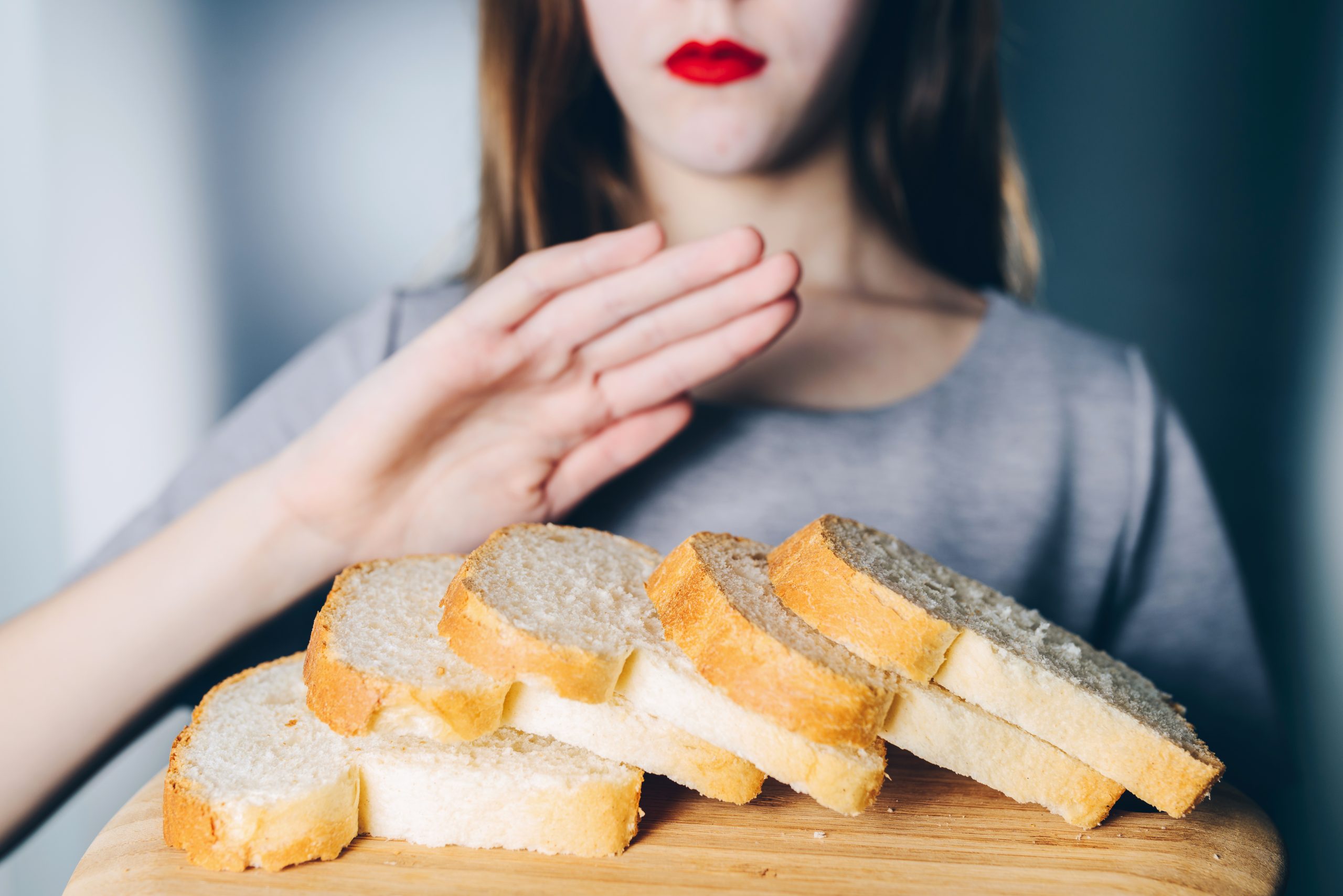 Человек есть много хлеба. Нарезанный хлеб. Кушать хлеб. Человек ест хлеб. Девушка с диетическими хлебцами.